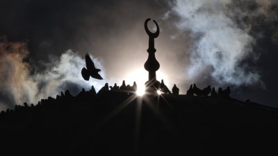 Тази вечер мюсюлманите посрещат свещения месец Рамазан Той продължава до