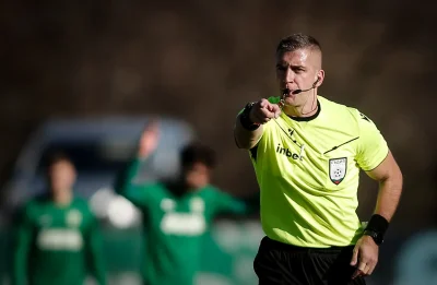 Анонимник свири Левски - Ботев Пд