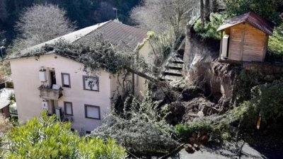 Свлачище е засегнало триетажна жилищна сграда в района на Формело