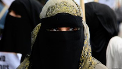 Испанската опозиция настоява за забрана за носенето на бурка и никаб на обществени