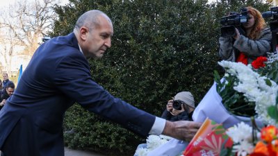 Румен Радев се поклони пред Апостола (ФОТО)