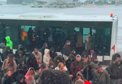 Стотици пътници останаха блокирани повече от час на пистата на летището в София (ВИДЕО)
