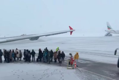 Стотици пътници останаха блокирани повече от час на пистата на летището в София (ВИДЕО)