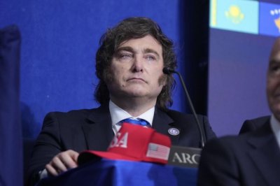 Президентът на Аржентина пя хит на Елвис на Съвета за мир