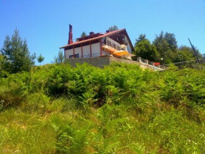 Откачалка преби с дървена дръжка съдържателя на хижа &bdquo;Шадийца&ldquo; край Мадан