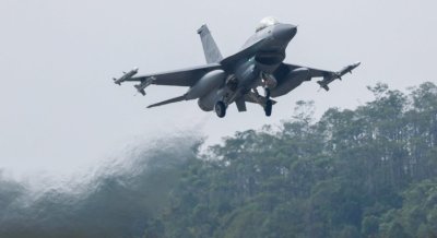 Турски изтребител F-16 се разби след излитане, пилотът загина