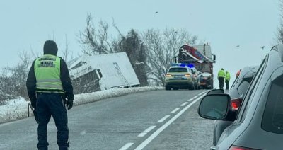 Тир падна в канавка на пътя Бяла - Русе