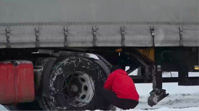 В снежен капан: Напълно затвориха пътя Русе - Бяла