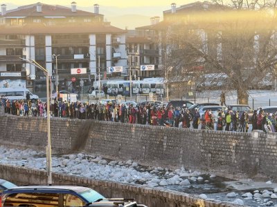 На Банско сняг няма, но се чака 5 часа за лифта! (снимки)