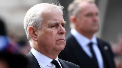 Посланици организирали приеми, за да може Андрю да се среща с млади жени