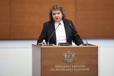 Киселова скочи и изясни: Конституцията действа само на територията на България 