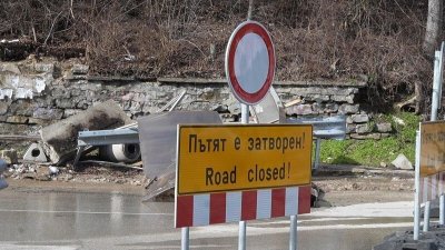 Свлачище затвори пътя за Маказа 