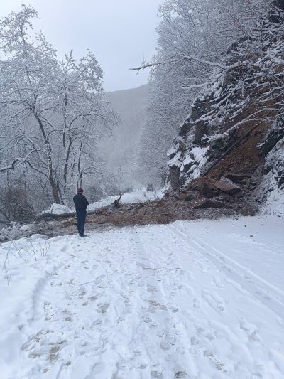 За ново срутище преди езерото посока Пасарел сигнализираха очевидци в