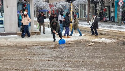 Снимка БулфотоСнегът в София започна да се топи Това предизвика
