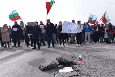 Жители на Елхово блокираха пътя към ГКПП "Лесово"