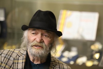 Задържаха помощник на Боян Радев за негови картини