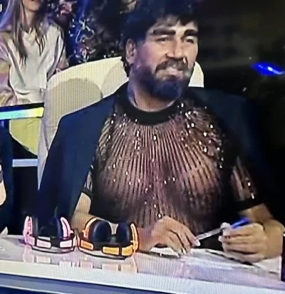 Азис разкри прелестите на новия си бюст