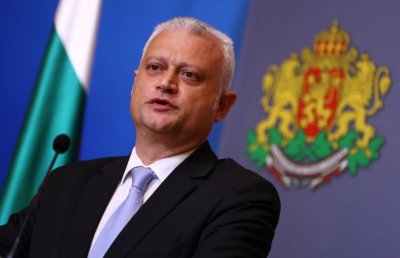 Народните представители изслушват в пленарна зала служебния министър на вътрешните работи Емил