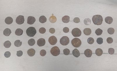 3270 старинни монети и 850 старинни предмета задържаха митническите служители