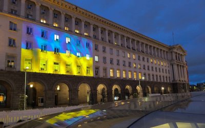 ОТ СОЛИДАРНОСТ: Парламентът блесна в цветовете на Украйна