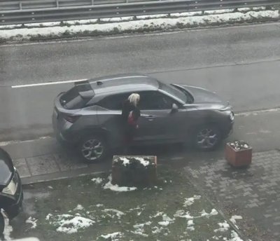 Селянка с джип гази бебешка количка в "Мусагеница"