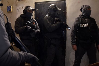 Първо в Lupa.bg: ГДБОП арестува трима за трафик на хора (СНИМКИ)