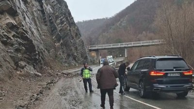 Свлачище блокира напълно пътя за Велинград край Варвара
