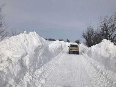 Мъж и жена с офроуд автомобил затънаха в снежни преспи край Девин