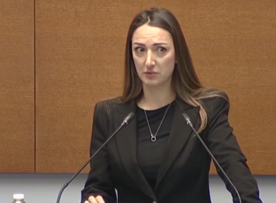 Депутатка ридае от трибуната за покойния Белгин