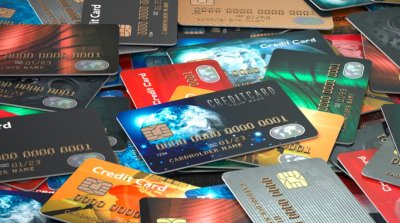 Банките яко ни щавят с такси към картите и разплащателните сметки (ГРАФИКА)