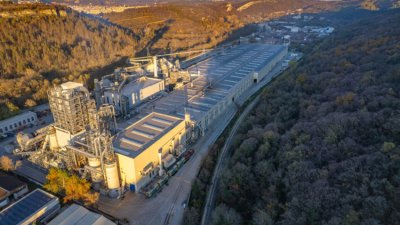 Заводът "Кроношпан" подновява част от работата във Велико Търново