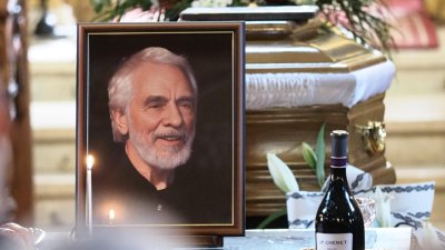 Близки и колеги си взеха последно сбогом с режисьора Асен Шопов