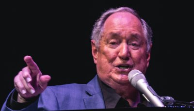 Почина Нийл Седака