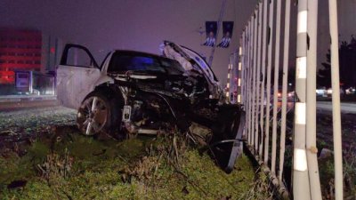 Двама младежи се забиха в уличен стълб в Русе