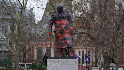 Оскверниха статуята на Чърчил в Лондон