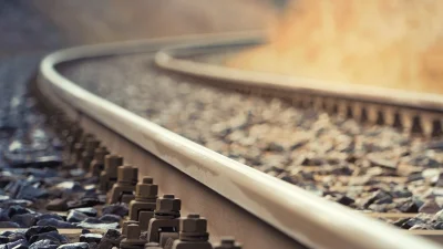 Отчаян легна на релсите, влак го смаза