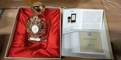 Митнически служители разкриха пратка с над 15 000 фалшиви парфюма