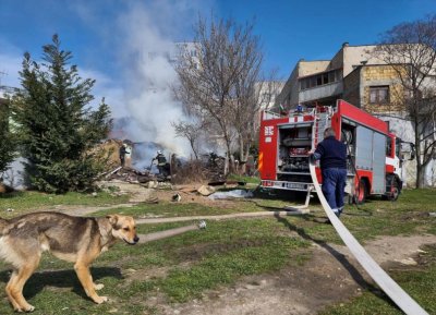 Пожар избухна в незаконно сметище за дървени отпадъци във Варна