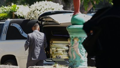 Погребаха мексиканския наркобарон Ел Менчо в златен ковчег