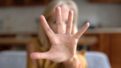 Мъж нападна и ограби 82-годишна жена в Крумовград