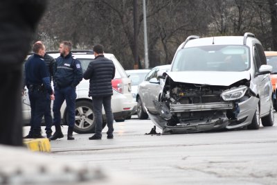 Тежка катастрофа на "Цариградско" в София, автомобил е смачкан 