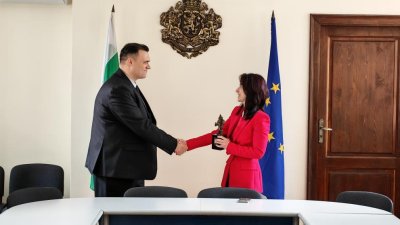 Новият областен на Габрово пое поста, старият си тръгна с дървото на живота 