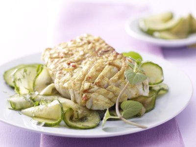 Печена къри риба (с азиатска салата от краставици)