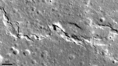 Луната се свива, 1000 пукнатини я цепят