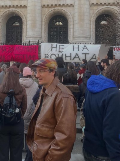 Крум Зарков дегизиран на протест