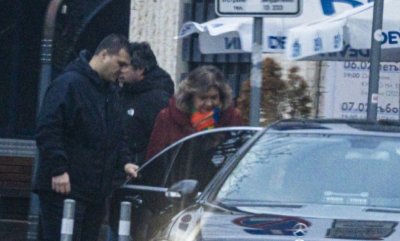 ХИТ ФОТО: Киселова гъзарее с нов мерцедес и млад бодигард