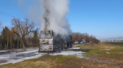 Автобус на Тракийския университет се запали на пътя (ВИДЕО)