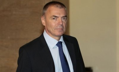 Просветният министър: Поне 20% от студентите медици подписват договор да останат тук