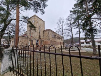 Не, няма да махат лиценза на училище "Космос" 