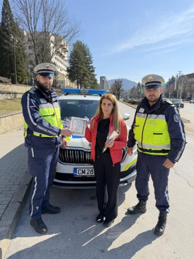 &bdquo;Шеговити актове&ldquo; и цветя връчва полицията на дамите в Смолян (СНИМКИ)